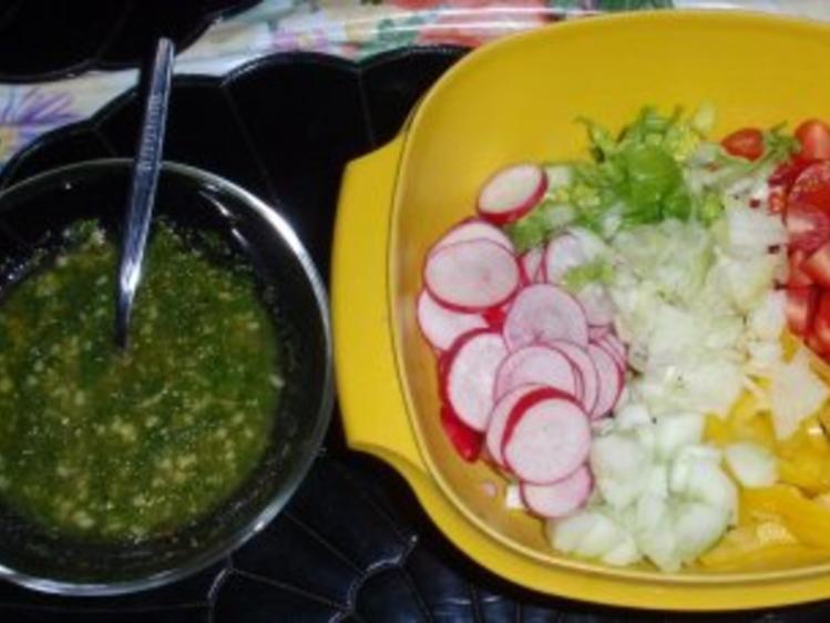Bunter Salat mit Hähnchenstreifen - einfach - 206 kcal/100g