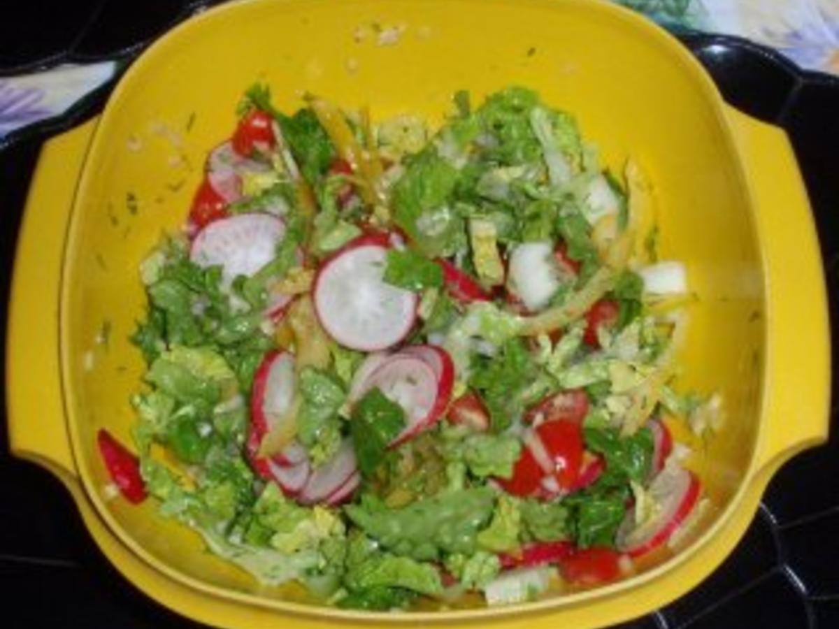 Bunter Salat mit Hähnchenstreifen - einfach - 206 kcal/100g