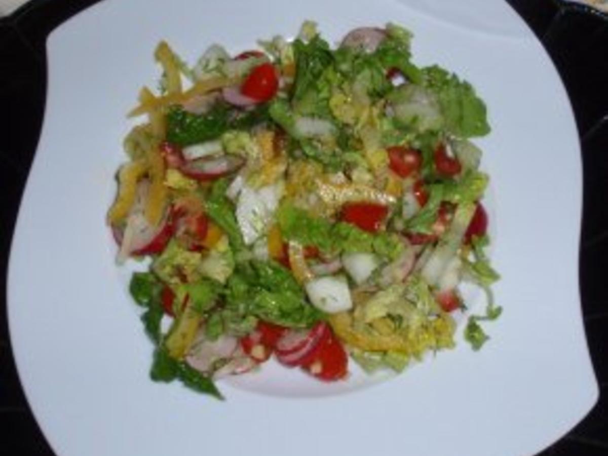 Bunter Salat mit Hähnchenstreifen - Rezept - kochbar.de