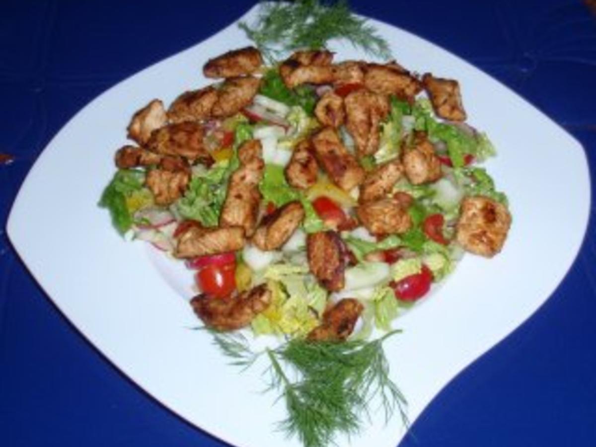 Bunter Salat mit Hähnchenstreifen - einfach - 206 kcal/100g