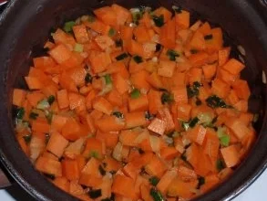 Rezept: Karotten-Gemüse-Eintopf mit gebratenen Würstchenwürfel Bild Nr. 4 Karotten-Gemüse-Eintopf mit gebratenen Würstchenwürfel - Rezept - Bild Nr. 4