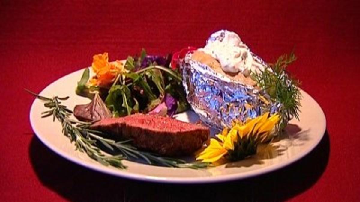 Roastbeef mit Folienkartoffel und Kräutersalat (Dustin Semmelrogge) - Rezept