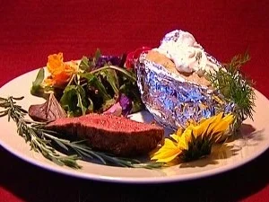 Roastbeef mit Folienkartoffel und Kräutersalat (Dustin Semmelrogge) - Rezept
