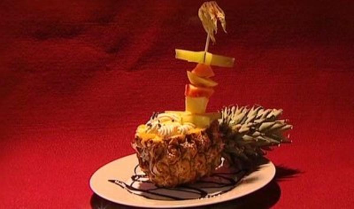 Selbstgemachtes Ananas-Eis mit Mangosahne und Früchtespieß (Dustin ...