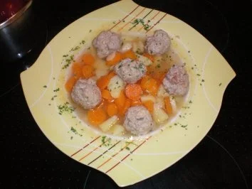 Einfache Möhrensuppe mit Fleischklösen - Rezept