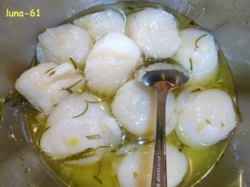 Rezept: CAPESANTE AL ROSMARINO E PARMA CON DADOLATA - Jakobsmuscheln Rosmarin, Parma und ... Bild Nr. 4 CAPESANTE AL ROSMARINO E PARMA CON DADOLATA - Jakobsmuscheln Rosmarin, Parma und ... - Rezept - Bild Nr. 4