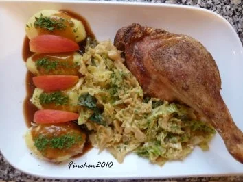 Ente mit winterlicher Apfelsauce an Rahmwirsing mit Salzkartoffeln - Rezept