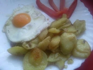 Rezept: Bratkartoffeln mit Spiegelei Bratkartoffeln mit Spiegelei - Rezept