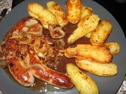Grobe Bratwürste mit knusprigen Kartoffen, Röstzwiebeln und Bratensaft - Rezept