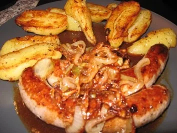Rezept: Grobe Bratwürste mit knusprigen Kartoffen, Röstzwiebeln und Bratensaft Bild Nr. 2 Grobe Bratwürste mit knusprigen Kartoffen, Röstzwiebeln und Bratensaft - Rezept - Bild Nr. 2