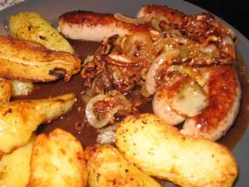 Rezept: Grobe Bratwürste mit knusprigen Kartoffen, Röstzwiebeln und Bratensaft Bild Nr. 3 Grobe Bratwürste mit knusprigen Kartoffen, Röstzwiebeln und Bratensaft - Rezept - Bild Nr. 3