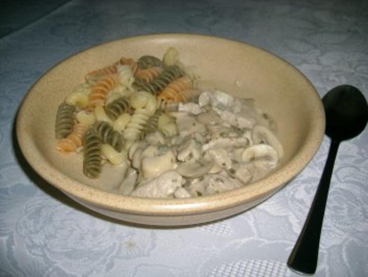 Champignon-Salbei-Pfanne mit bunter Pasta - Rezept - Bild Nr. 5