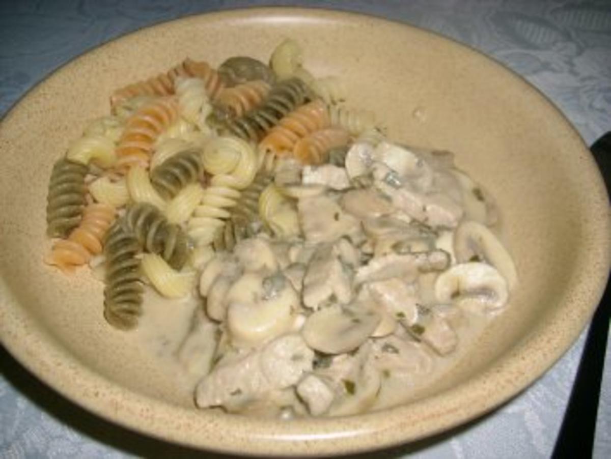 Champignon-Salbei-Pfanne mit bunter Pasta - Rezept
