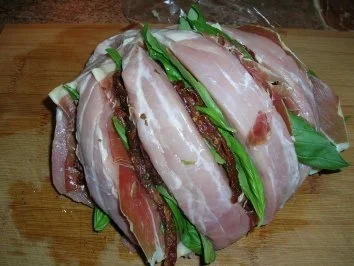 Rezept: Fächerbraten mit Parmaschinken und Tomaten an Safranrisotto Fächerbraten mit Parmaschinken und Tomaten an Safranrisotto - Rezept