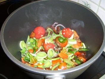 Pfefferhackbällchen an Wokgemüse - Rezept - Bild Nr. 10