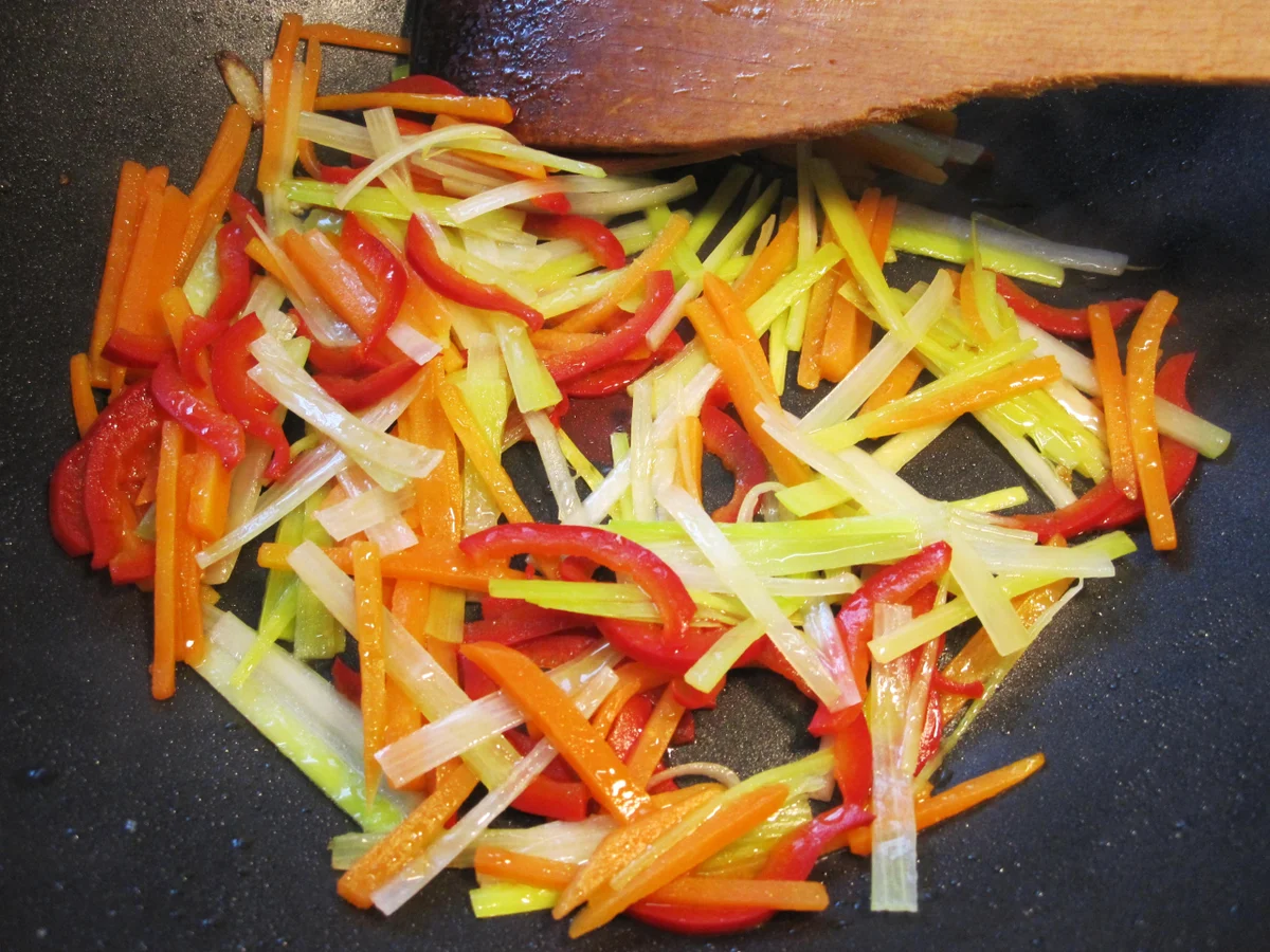 Rezept: Gebratene Nudeln aus dem Wok ... Bild Nr. 7760 Gebratene Nudeln aus dem Wok ... - Rezept - Bild Nr. 7760