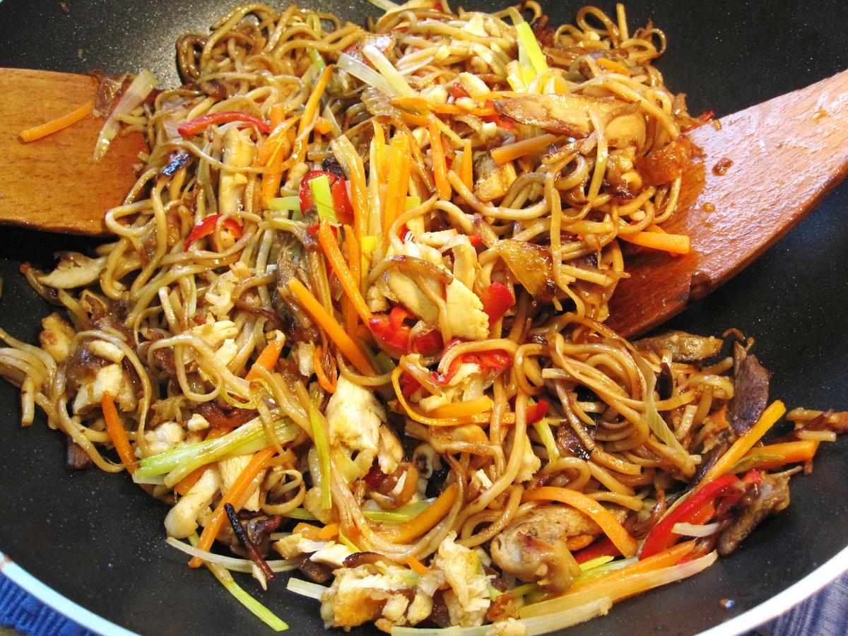 Gebratene Nudeln aus dem Wok ... - Rezept - kochbar.de