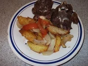 Lammhals mit Kartoffeln, Tomaten und Zwiebeln - Rezept