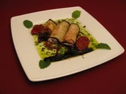 Rezept: Auberginenrรถllchen gefรผllt mit Ricotta und Mortadella auf Minzspiegel Auberginenrรถllchen gefรผllt mit Ricotta und Mortadella auf Minzspiegel - Rezept