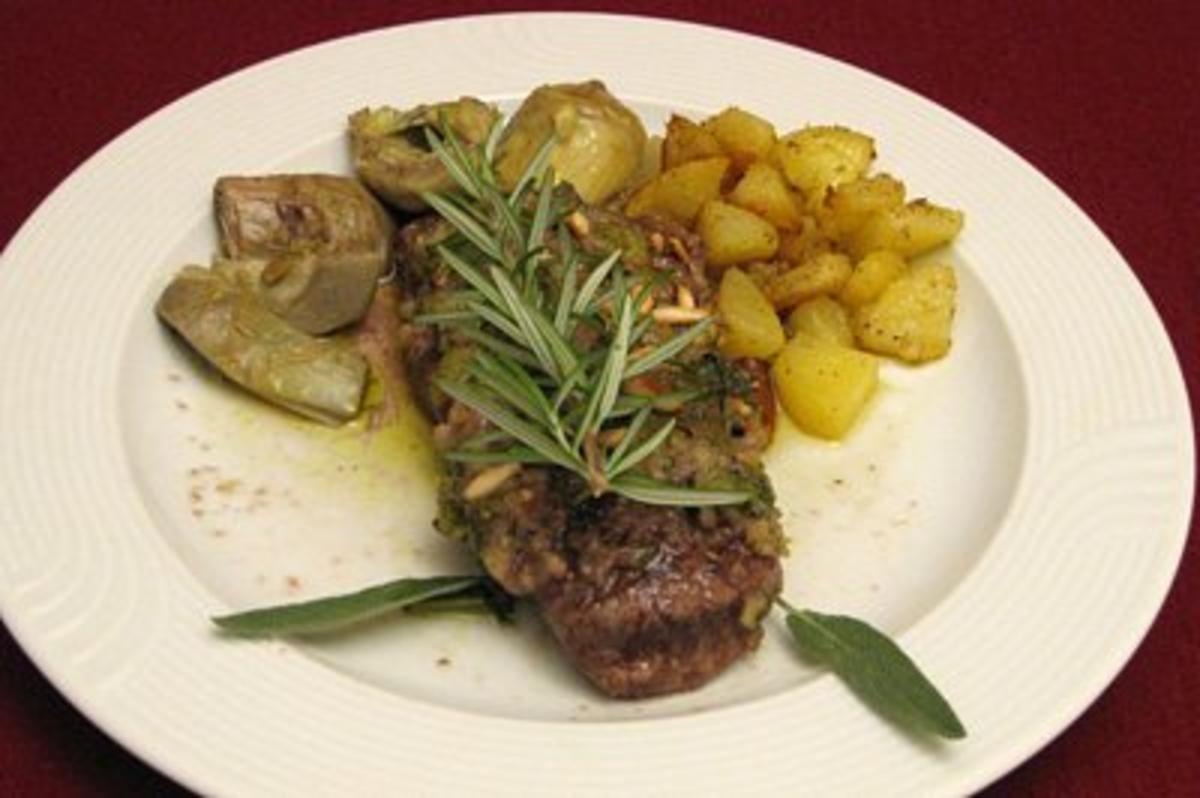 Lammfilet mit Kräuterkruste, Artischockenherzen und gewürfelten Kartoffeln - Rezept