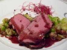 Roastbeef mit Maronen-Rosenkohlblättern und Glühweinsauce - Rezept