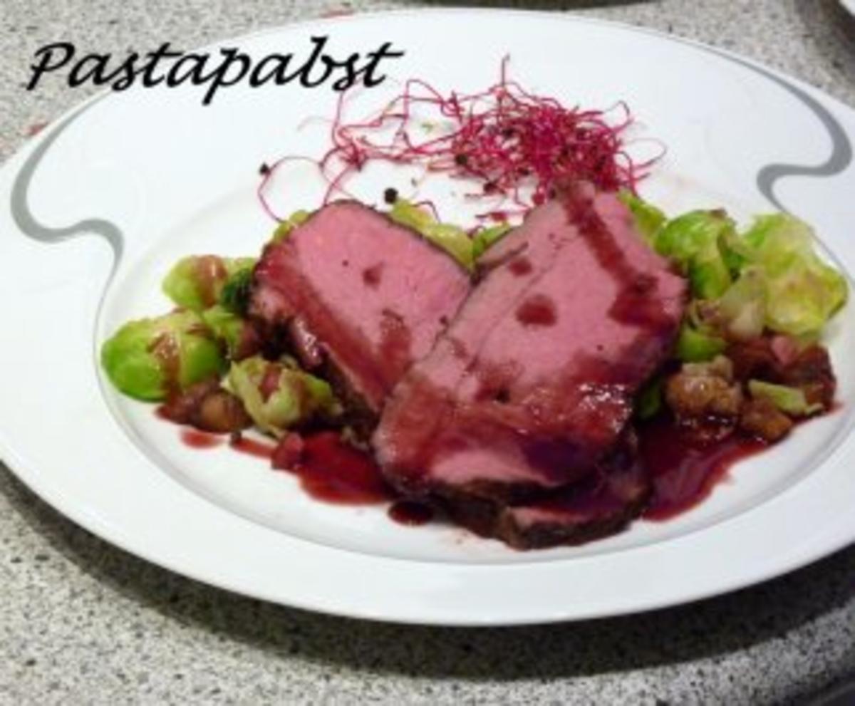 Roastbeef mit Maronen-Rosenkohlblättern und Glühweinsauce - Rezept - Bild Nr. 2