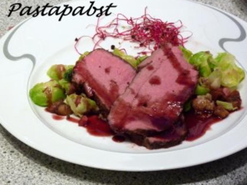 Roastbeef mit Maronen-Rosenkohlblättern und Glühweinsauce - Rezept ...