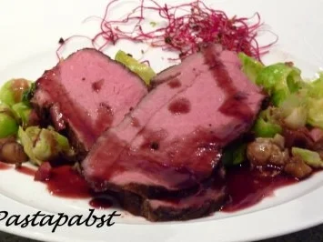 Rezept: Roastbeef mit Maronen-Rosenkohlblättern und Glühweinsauce Bild Nr. 4 Roastbeef mit Maronen-Rosenkohlblättern und Glühweinsauce - Rezept - Bild Nr. 4