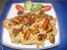 Miesmuscheln mit cremiger Käse-Sahne-Spinatsauce mit selbstgemachten Nudeln - Rezept