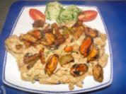 Miesmuscheln mit cremiger Käse-Sahne-Spinatsauce mit selbstgemachten Nudeln - Rezept