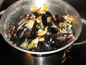 Rezept: Miesmuscheln mit cremiger Käse-Sahne-Spinatsauce mit selbstgemachten Nudeln Bild Nr. 2 Miesmuscheln mit cremiger Käse-Sahne-Spinatsauce mit selbstgemachten Nudeln - Rezept - Bild Nr. 2