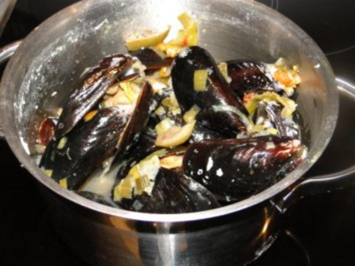 Miesmuscheln mit cremiger Käse Sahne Spinatsauce mit selbstgemachten ...
