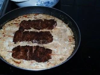 Rezept: Fleischspiesse in Zwiebel-Käsesosse Fleischspiesse in Zwiebel-Käsesosse - Rezept