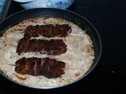 Fleischspiesse in Zwiebel-Käsesosse - Rezept