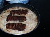 Fleischspiesse in Zwiebel-Käsesosse - Rezept