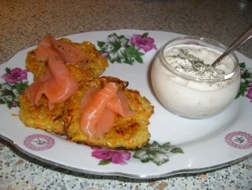 Rezept: Kartoffel-Möhren Rösti mit Räucherlachs Kartoffel-Möhren Rösti mit Räucherlachs - Rezept