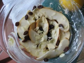 rheinisches Birnen-Soufflé in Vanillecreme bebacken - Rezept