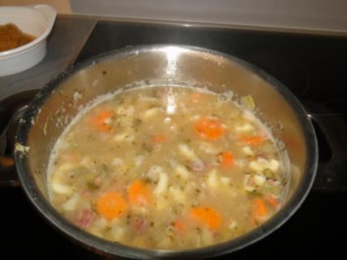 Rindfeischsuppe mit viel Gemüse, schön heiß und ein bischen scharf ...
