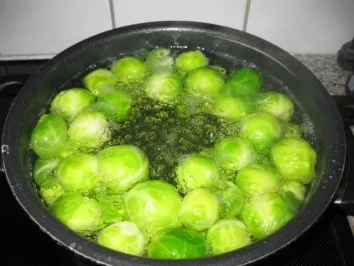 Schneckeles Rosenkohl-Quiche mit Hähnchenstreifen - Rezept - Bild Nr. 3