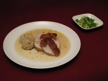 Rezept: Semmelknödel mit Bauernbraten im eigenen Saft und Endiviensalat Semmelknödel mit Bauernbraten im eigenen Saft und Endiviensalat - Rezept