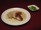 Semmelknödel mit Bauernbraten im eigenen Saft und Endiviensalat - Rezept