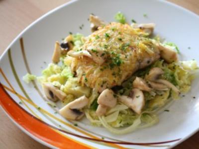 Rezept: Seelachsfilet mit Kartoffelkruste auf Rahmwirsing Seelachsfilet mit Kartoffelkruste auf Rahmwirsing - Rezept