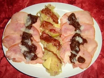 Kasseler-Carpaccio mit Sauerkrautpesto an Sauerkrautsalat - Rezept