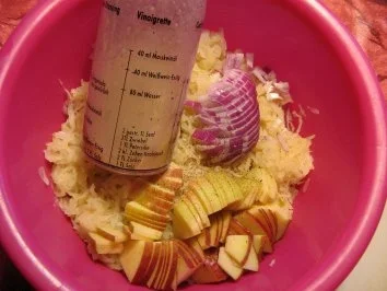 Kasseler-Carpaccio mit Sauerkrautpesto an Sauerkrautsalat - Rezept - Bild Nr. 4