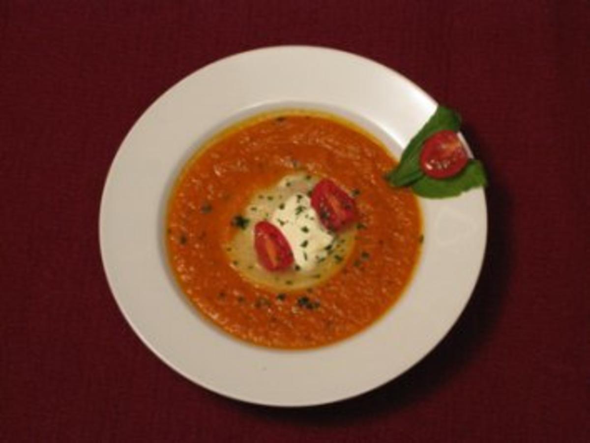 Toskanische Tomatencremesuppe mit Basilikum-Frischkäse-Ravioli - Rezept