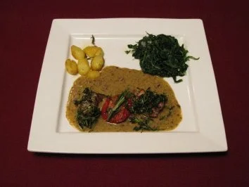 Schweinefilet auf Pesto-Rahmsoße, Knoblauchspinat und Risoléekartoffeln - Rezept