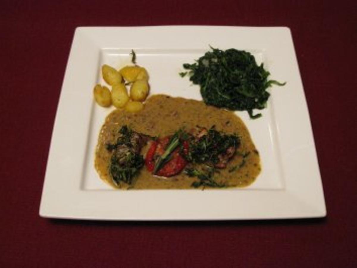 Schweinefilet auf Pesto Rahmsoße, Knoblauchspinat und Risoléekartoffeln ... Schweinefilet auf Pesto Rahmsoße, Knoblauchspinat und Risoléekartoffeln ...