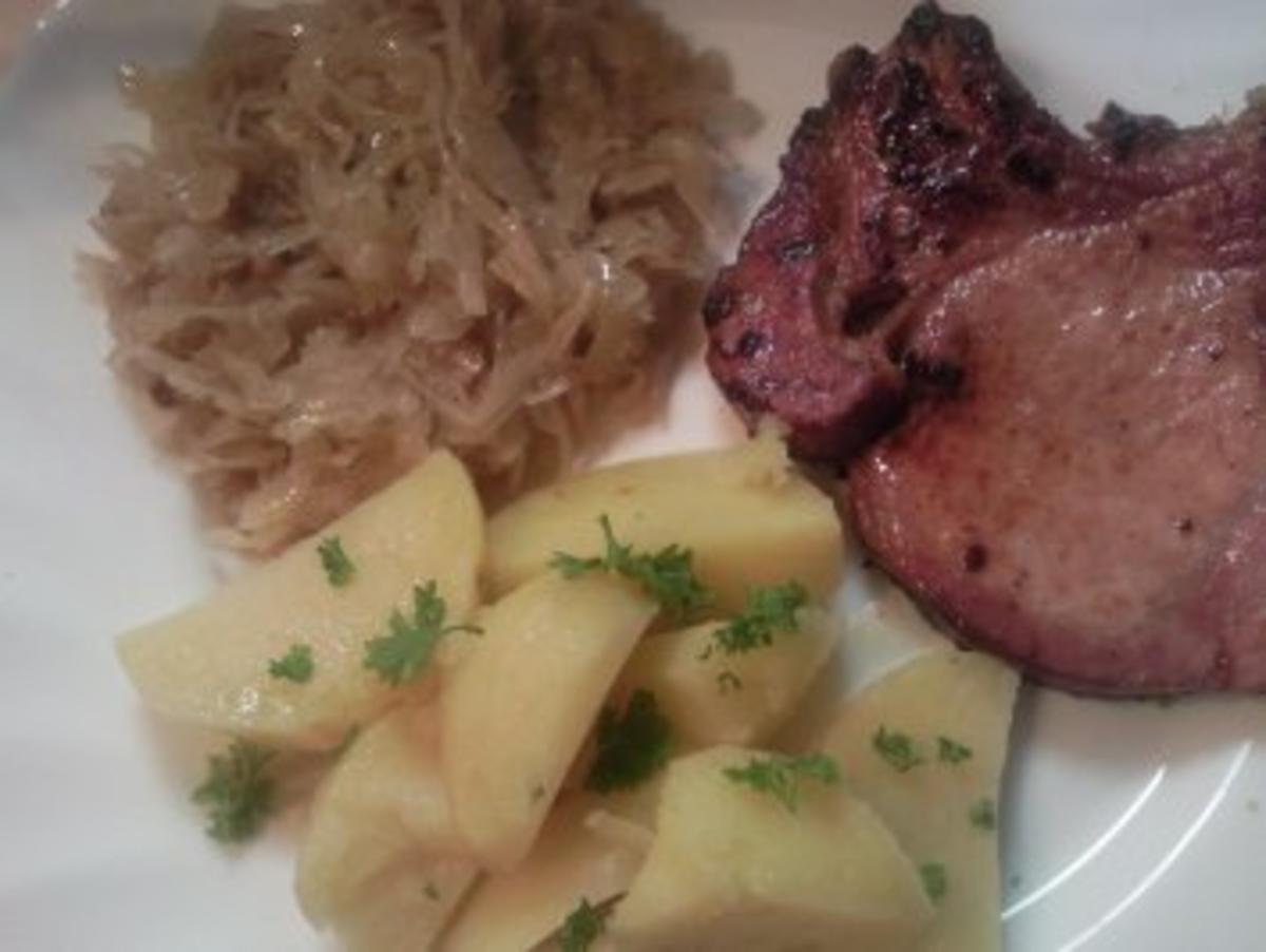 Bilder für Kasseler auf Sauerkraut mit Knobikartoffeln - Rezept