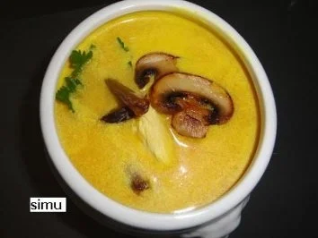 Kürbis-Currysuppe mit Huhn, Champignons und Datteln - Rezept