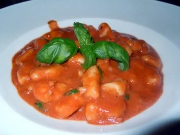 Tomaten-Orangen-Sahne-Sauce mit Walnüssen und Gnocchi - Rezept